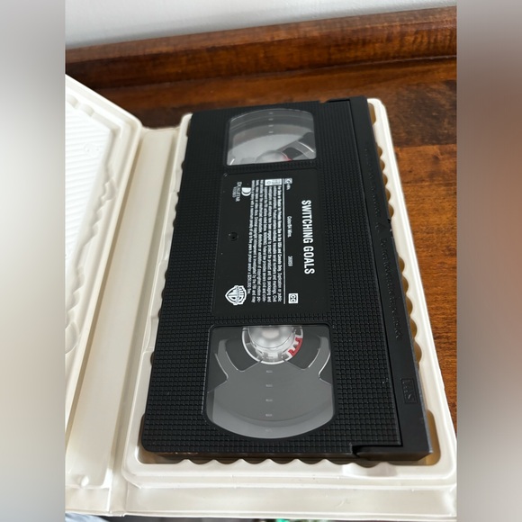 Lot of 3 Mary Kate and Ashlee VHS tapes our lips are sealed switching goals - Picture 7 of 10